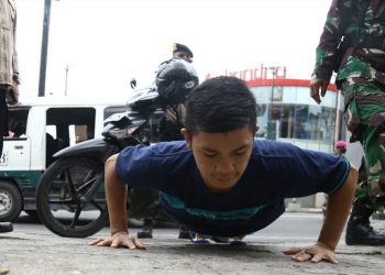 Sanksi push up bagi yang abai protokol kesehatan seperti tak pakai masker. (LAMPUNG POST/ZAINUDDIN)