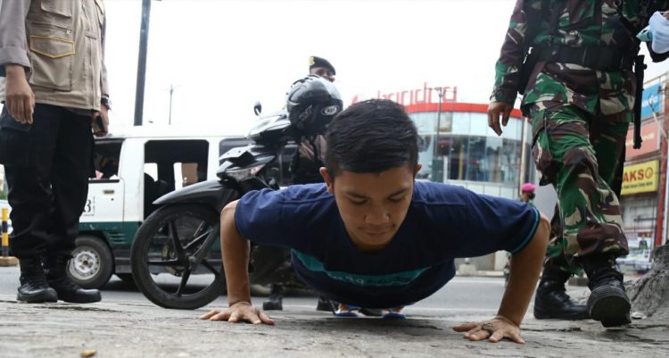 Sanksi push up bagi yang abai protokol kesehatan seperti tak pakai masker. (LAMPUNG POST/ZAINUDDIN)