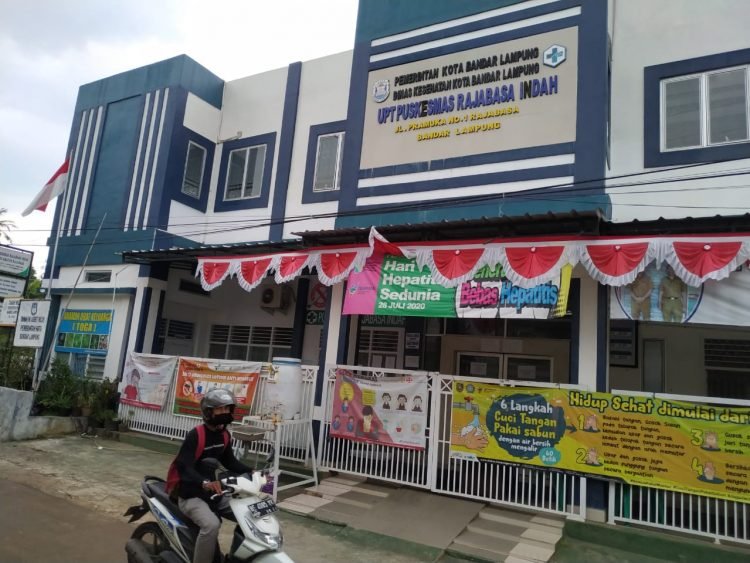 Terlihat pengendara melintas di depan kantor Puskesmas Rajabasa Indah, Kota Bandar Lampung, Rabu 21 Oktober 2020. Sebanyak 4 bidan di puskesmas ini positif Covid-19."Photo : Sukisno"