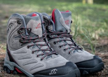 Sepatu outdoor lebih kokoh. (DOK)