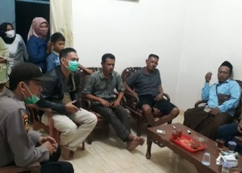 Pamong Tiyuh Candra Jaya dan petugas kepolisian sektor Tulangbawang tengah, mengintrogasi dua anak perempuan yang meminta sumbangan mengatasnamakan perwakilan pondok pesantren, pada Jumat, 10 April 2020).