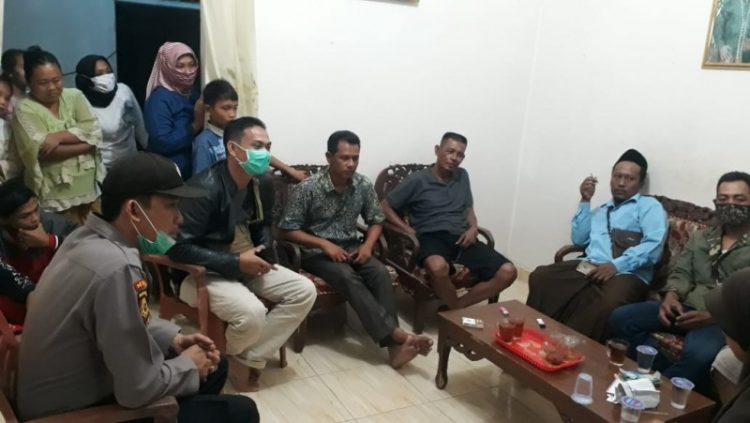 Pamong Tiyuh Candra Jaya dan petugas kepolisian sektor Tulangbawang tengah, mengintrogasi dua anak perempuan yang meminta sumbangan mengatasnamakan perwakilan pondok pesantren, pada Jumat, 10 April 2020).