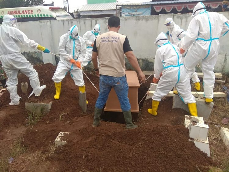 PEMAKAMAN PASIEN COVID-19. Satuan Tugas (Satgas) Penanganan Covid-19 Kota Bandar Lampung saat memakamkan pasien Covid-19 secara protokol. Satgas Penanganan Covid-19 Kota Bandar Lampung menegaskan proses pemulasaraan jenazah pasien Covid-19 menjadi prioritas pihaknya sebagai salah satu upaya memastikan kesehatan warga Kota Tapis Berseri.
DOK PEMKOT BANDAR LAMPUNG
