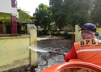 PENYEMPROTAN DISINFEKTAN PENCEGAHAN PENYEBARAN COVID-19. Satuan Tugas (Satgas) Penanganan Covid-19 Kota Bandar Lampung masih terus menggencarkan tindakan pencegahan sebagai bentuk antisipasi penyebaran wabah Covid-19 di permukiman warga, bahkan kini hingga ke perkantoran. Salah satu kegiatan yang sampai saat ini masih dilaksanakan adalah penyemprotan disinfektan ke permukiman.
DOK  PEMKOT BANDAR LAMPUNG