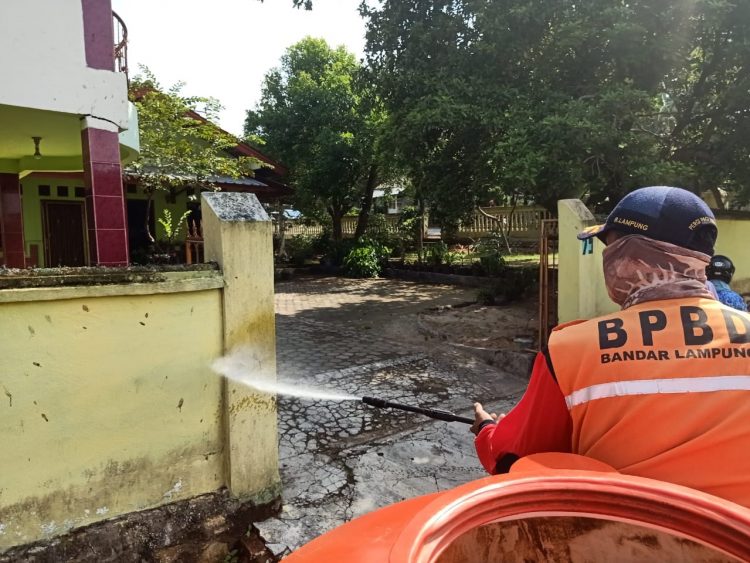 PENYEMPROTAN DISINFEKTAN PENCEGAHAN PENYEBARAN COVID-19. Satuan Tugas (Satgas) Penanganan Covid-19 Kota Bandar Lampung masih terus menggencarkan tindakan pencegahan sebagai bentuk antisipasi penyebaran wabah Covid-19 di permukiman warga, bahkan kini hingga ke perkantoran. Salah satu kegiatan yang sampai saat ini masih dilaksanakan adalah penyemprotan disinfektan ke permukiman.
DOK  PEMKOT BANDAR LAMPUNG