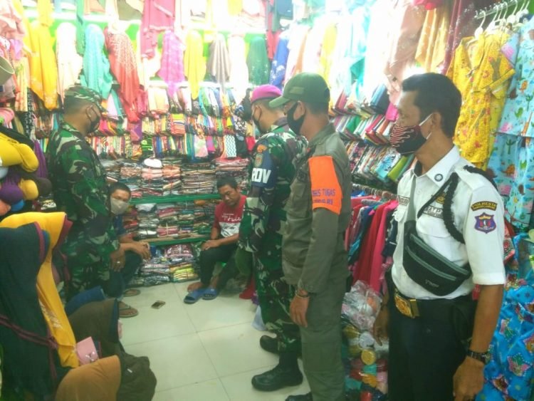 PENERAPAN PROTOKOL 3M. Tim patroli Satuan Tugas (Satgas) Covid-19 Kota Bandar Lampung memberikan sosialisasi penerapan protokol kesehatan 3M kepada masyarakat Bandar Lampung di pusat keramaian, tempat ibadah, perkantoran, dan mal di Bandar Lampung untuk mencegah penyebaran Covid-19.
n DOK PEMKOT BANDAR LAMPUNG