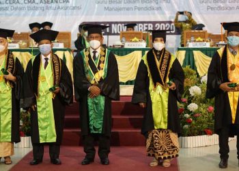 PENGUKUHAN GURU BESAR UIN RADEN INTAN. Rektor UIN Raden Intan Lampung Prof. K.H. Moh. Mukri bersama para guru besar yang dikukuhkan, yakni Prof. Dr. Tulus Suryanto, Prof. Dr. Hj. Siti Patimah, Prof. Dr. H. Deden Makbullah, dan Prof. Dr. Hj. Nilawati Tajuddin, di GSG UIN Raden Intan, Sabtu (21/11).
ISTIMEWA