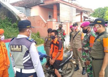PATROLI SATGAS COVID-19 BANDAR LAMPUNG. Tim patroli Satuan Tugas Penanganan Covid-19 Kota Bandar Lampung kian gencar melaksanakan pengawasan, mengingatkan, dan mengimbau warga akan pentingnya mematuhi protokol kesehatan 3M serta menjalankan anjuran pemerintah tentang kawasan wajib masker.
DOK PEMKOT BALAM