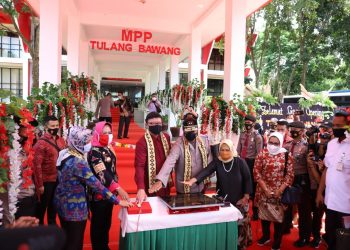 RESMIKAN MALL PELAYAAN PUBLIK. Menteri Pendayagunaan Aparatur Negara dan Reformasi Birokrasi (Menpan-RB) Tjahjo Kumolo bersama Kapolda Lampung Irjen Purwadi Arianto, Deputi Pelayanan Publik KemenPAN-RB Diah Natalisa, dan Bupati Tulangbawang Winarti meresmikan Mal Pelayanan Publik (MPP) Kabupaten Tulangbawang yang berada di Kompleks Pemda Baru Tiyuh Tohow Menggala, Rabu (4/11).
n LAMPUNG POST/FERDI IRWANDA
