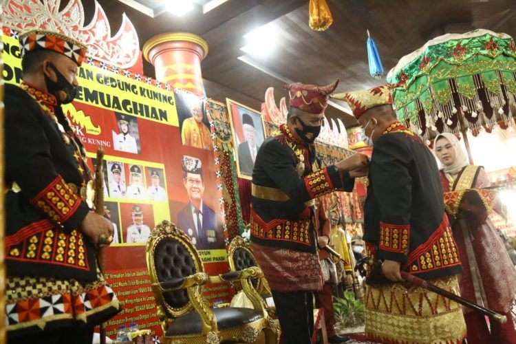 SEANGKONAN SEMUAKHIAN. Muhammad Yusuf Kohar menerima adok atau gelar Raja Memerintah Mangkunegara dari Kepaksian Belunguh Kerajaan Adat Paksi Pak Sekala Bkhak yang disematkan Sultan Kepaksian Belunguh Pun Yanwar yang bergelar Sultan Junjungan Sakti Yang Dipertuan Ke-27, disaksikan tokoh adat Kepaksian Pernong Dang Gusti Ike Edwin Gelar Gusti Batin Mangkunegara saat acara Seangkonan Semuakhian di Lamban Kuning, Kecamatan Sukarame, Bandar Lampung, Minggu (29/11).
LAMPUNG POST/ZAINUDDIN