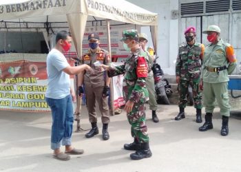 PATROLI SATGAS COVID-19. Tim patroli gabungan dari Satuan Tugas (Satgas) Penanganan Covid-19 Kota Bandar Lampung melaksanakan pengawasan, mengingatkan, dan mengimbau warga akan pentingnya mematuhi serta menjalankan protokol kesehatan 3M di pasar-pasar tradisional, pusat keramaian, dan jalan-jalan protokol untuk mencegah penyebaran Covid-19.
DOK PEMKOT BALAM