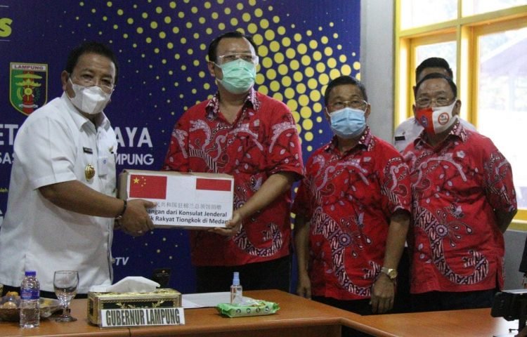 LAMPUNG TERIMA BANTUAN DARI REPUBLIK RAKYAT TIONGKOK. Gubernur Lampung Arinal Djunaidi menerima bantuan dari pemerintah Republik Rakyat Tiongkok diwakili Sekretaris PSMTI Lampung Steven Cheng, Wakil Ketua PSMTI Lampung Gunawan Hendra, dan Ketua PSMTI Bandar Lampung Rusli Taslim di Lampung Post, Rabu (4/11).
LAMPUNG POST / SUKISNO