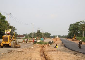 PERBAIKAN JALAN KOTA BARU. Alat berat beroperasi memperbaiki akses jalan dua jalur menuju kota baru Lampung Selatan di Desa Banjaragung, Kecamatan Jatiagung, Lampung Selatan, Rabu (11/11). Pembangunan jalan tersebut kembali dilaksanakan setelah mandek beberapa tahun.
n LAMPUNG POST/SUKISNO