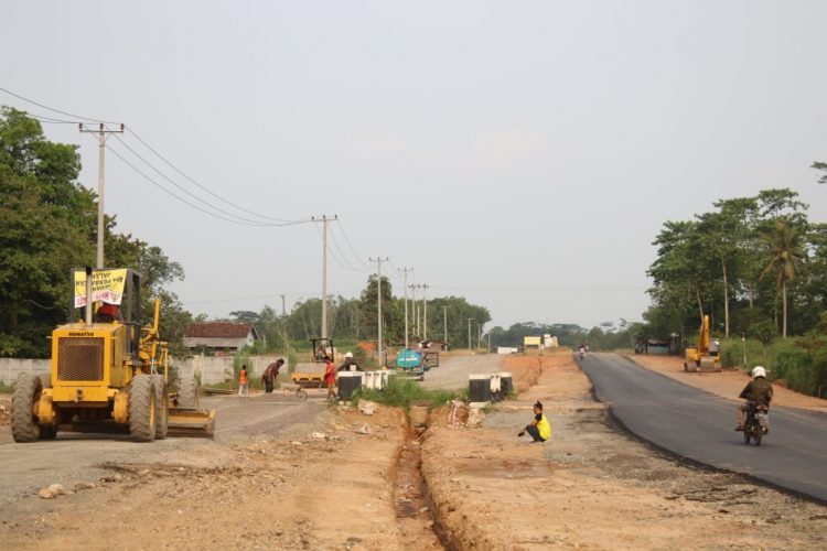 PERBAIKAN JALAN KOTA BARU. Alat berat beroperasi memperbaiki akses jalan dua jalur menuju kota baru Lampung Selatan di Desa Banjaragung, Kecamatan Jatiagung, Lampung Selatan, Rabu (11/11). Pembangunan jalan tersebut kembali dilaksanakan setelah mandek beberapa tahun.
n LAMPUNG POST/SUKISNO