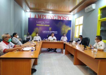 TALK SHOW KARTU PETANI BERJAYA. Pembicara utama yang juga Gubernur Lampung Arinal Djunaidi (depan dua kanan) saat Talk Show Lampung Post tentang Kartu Petani Berjaya Solusi Digitalisasi Pertanian di kantor Lampung Post, Rabu (4/11). Talk show dengan moderator Pemimpin Redaksi Lampung Post Iskandar Zulkarnain menghadirkan tiga pembicara lainnya anggota DPR asal Lampung Hanan A Razak, Ketua Program KPB Yusuf Sulfarano Barusman, dan Dekan Fakultas Pertanian Unila Iwan Sukri Banuwa.
LAMPUNG POST/SUKISNO