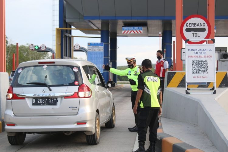 ARUS BALIK. Personel PJR Induk 02 Tol Itera Kotabaru membantu mengarahkan pengguna jalan yang hendak memasuki pintu tol Kotabaru, Lampung Selatan, pada arus balik libur Maulid Nabi Muhammad saw 2020, Minggu (1/11).
n LAMPUNG POST/SUKISNO