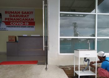 PERSIAPAN RSP UNILA. Pekerja menyiapkan fasilitas di Rumah Sakit Pendidikan (RSP) Universitas Lampung (Unila), Selasa (24/11). Sebanyak 15 tempat tidur tanpa ventilator RSP Unila telah siap digunakan sebagai tempat isolasi pasien Covid-19. RSP Unila hanya akan dijadikan tempat pemulihan pasien Covid-19 asal Bandar Lampung dan orang tanpa gejala (OTG) yang mengisolasi diri.
LAMPUNG POST/SUKISNO