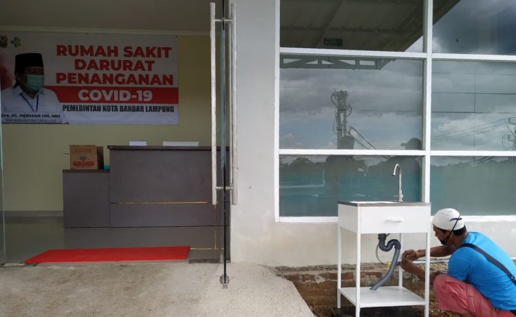 PERSIAPAN RSP UNILA. Pekerja menyiapkan fasilitas di Rumah Sakit Pendidikan (RSP) Universitas Lampung (Unila), Selasa (24/11). Sebanyak 15 tempat tidur tanpa ventilator RSP Unila telah siap digunakan sebagai tempat isolasi pasien Covid-19. RSP Unila hanya akan dijadikan tempat pemulihan pasien Covid-19 asal Bandar Lampung dan orang tanpa gejala (OTG) yang mengisolasi diri.
LAMPUNG POST/SUKISNO