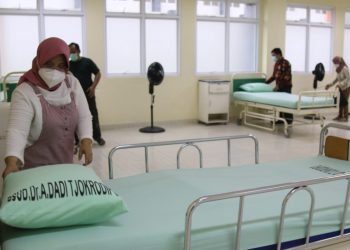 PERSIAPAN RUANG ISOLASI DI RSP UNILA. Tim kesehatan menyiapkan sarana di ruang isolasi Covid-19 di Rumah Sakit Pendidikan (RSP) Unila, Minggu, (22/11). Di RSP Unila disediakan 16 bed, 14 di ruang isolasi, dan 2 bed di ruang IGD, yang tenaga kesehatannya, perawat berasal dari gabungan puskesmas yang ada di Bandar Lampung dan tenaga dokternya berasal dari gabungan rumah sakit di Bandar Lampung.
n LAMPUNG POST/SUKISNO