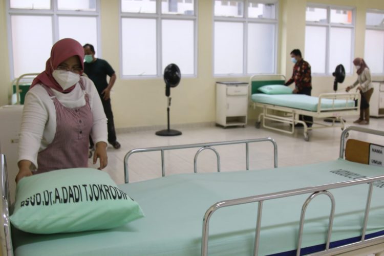 PERSIAPAN RUANG ISOLASI DI RSP UNILA. Tim kesehatan menyiapkan sarana di ruang isolasi Covid-19 di Rumah Sakit Pendidikan (RSP) Unila, Minggu, (22/11). Di RSP Unila disediakan 16 bed, 14 di ruang isolasi, dan 2 bed di ruang IGD, yang tenaga kesehatannya, perawat berasal dari gabungan puskesmas yang ada di Bandar Lampung dan tenaga dokternya berasal dari gabungan rumah sakit di Bandar Lampung.
n LAMPUNG POST/SUKISNO