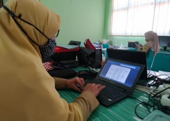 BSU GURU NON-PNS. Guru saat berada di SMPN 22 Bandar Lampung, Selasa (24/11). Kementerian Pendidikan dan Kebudayaan mulai menyalurkan dana Bantuan Subsidi Upah (BSU) bagi guru nonpegawai negeri sipil (PNS). Setiap guru akan diberikan stimulus senilai Rp1,8 juta yang akan langsung disalurkan ke rekening seluruh tenaga pendidik dengan penghasilan di bawah Rp5 juta.
LAMPUNG POST/SUKISNO