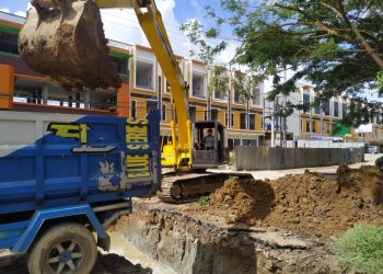 MENGURAI BANJIR. Alat berat membuat galian gorong-gorong di Jalan Hendro Suratmin, Sukarame, Bandar Lampung, tepatnya samping lapangan golf Sukarame, Jumat (27/11). Gorong-gorong tersebut untuk mencegah banjir di lokasi tersebut pada saat hujan turun.
n LAMPUNG POST/SUKISNO