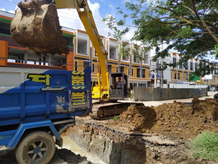 MENGURAI BANJIR. Alat berat membuat galian gorong-gorong di Jalan Hendro Suratmin, Sukarame, Bandar Lampung, tepatnya samping lapangan golf Sukarame, Jumat (27/11). Gorong-gorong tersebut untuk mencegah banjir di lokasi tersebut pada saat hujan turun.
n LAMPUNG POST/SUKISNO