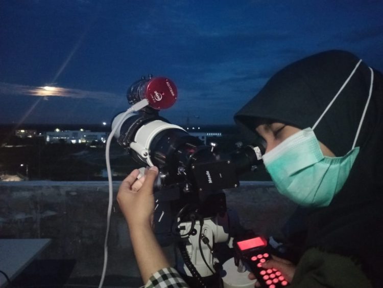PENGAMATAN GERHANA. Tim Itera mengamati gerhana bulan penumbra dari roof top Labtek 2 kampus setempat menggunakan teleskop Lunt, Senin (30/11). Puncak penumbra di Bandar Lampung terjadi pada pukul 18.02.
LAMPUNG POST/DELIMA NATALIA NAPITUPULU