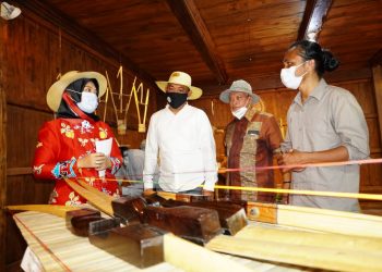 TUBABA INTERNASIONAL BAMBU FESTIVAL. Wakil Gubernur Lampung Chusnunia Chalim bersama Bupati Tulangbawang Barat Umar Ahmad saat pembukaan Tubaba Internasional Bambu Festival di Kota Budaya Uluan Nunghik, Tulangbawang Barat (Tubaba), Jumat (6/11).
LAMPUNG POST/MERWAN