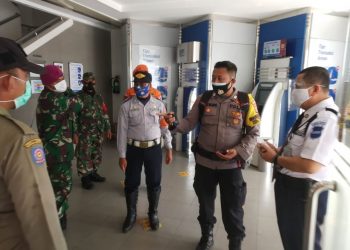 SOSIALISASI PENERAPAN PROTOKOL 3M. Tim patroli Satuan Tugas (Satgas) Covid-19 Kota Bandar Lampung memberikan sosialisasi penerapkan protokol kesehatan 3M kepada pekerja dan konsumen di perkantoran di Kota Bandar Lampung untuk mencegah penyebaran Covid-19.
DOK PEMKOT BANDAR LAMPUNG