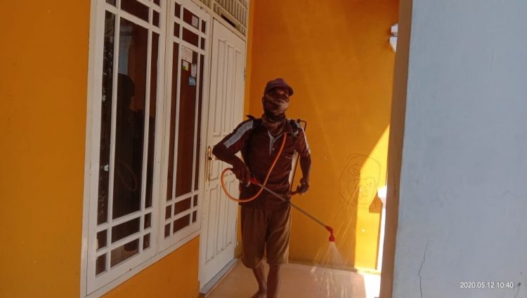 PENYEMPROTAN DISINFEKTAN KE PERMUKIMAN. Satuan Tugas (Satgas) Penanganan Covid-19 Kota Bandar Lampung masih terus menggencarkan tindakan pencegahan sebagai bentuk antisipasi terhadap penyebaran wabah Covid-19 di permukiman warga, sekolah, dan tempat ibadah. Salah satu kegiatan yang sampai saat ini masih dilaksanakan adalah penyemprotan disinfektan ke permukiman dan mengampanyekan gerakan protokol kesehatan 3M.
n DOK PEMKOT BALAM