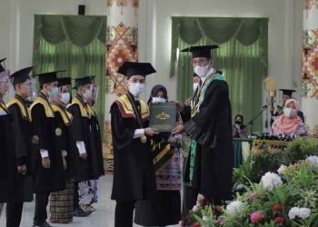 WISUDA DARING. Rektor UIN Raden Intan Lampung Moh Mukri saat prosesi wisuda daring periode III tahun 2020, Senin (23/11). Peringatan dies natalis ini juga diisi dengan orasi ilmiah oleh Rektor IPB University, Arif Satria.
DOK UIN RADEN INTAN