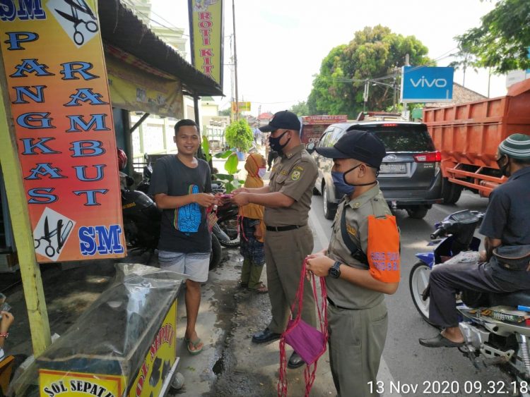 PEMBAGIAN MASKER KE WARGA. Selain gencar melakukan kegiatan pengawasan terhadap pelaksanaan protokol kesehatan yaitu Memakai masker, Mencuci tangan dan Menjaga jarak (3M), tim Patroli Satgas Penanganan Covid-19 Kota Bandar Lampung juga membagikan masker kepada warga.
DOK PEMKOT BALAM