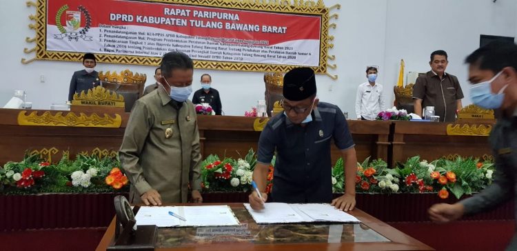 Die TANDA TANGANI KUA PPAS. Wakil Bupati Tubaba Fauzi Hasan dan Ketua DPRD setempat Ponco Nugroho menandatangani nota KUA PPAS 2021 dalam sidang paripurna Dewan, Rabu (4/11). n LAMPUNG POST/MERWAN