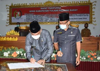 SAHKAN RAPERDA. Bupati Tubaba Umar Ahmad dan Ketua DPRD Tubaba, Ponco Nugroho menandatangani pengesahan enam raperda di Gedung DPRD setempat, Selasa (10/11). LAMPUNG POST/AHMAD SOBIRIN