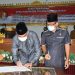 SAHKAN RAPERDA. Bupati Tubaba Umar Ahmad dan Ketua DPRD Tubaba, Ponco Nugroho menandatangani pengesahan enam raperda di Gedung DPRD setempat, Selasa (10/11). LAMPUNG POST/AHMAD SOBIRIN