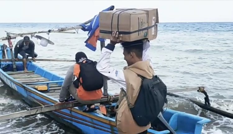 DAERAH TERPENCIL. Dokter Mitfah Husni Irsyad menuju daerah terpencil, yaitu Pekon Tampang, Kecamatan Pematangsawa, Kabupaten Tanggamus. DOK