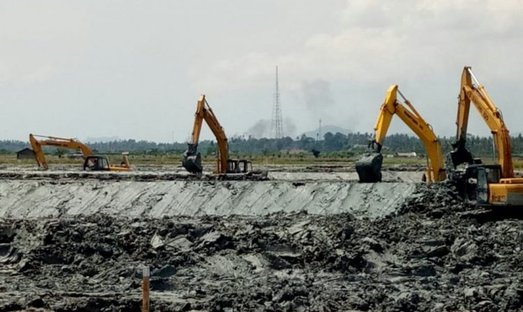 TAMBAK UDANG. Empat ekskavator membangun lahan klaster budi daya tambak udang di pesisir timur, Desa Pematangpasir, Kecamatan Ketapang, Lampung Selatan, Rabu(18/11). LAMPUNG POST/AAN KRIDOLAKSONO