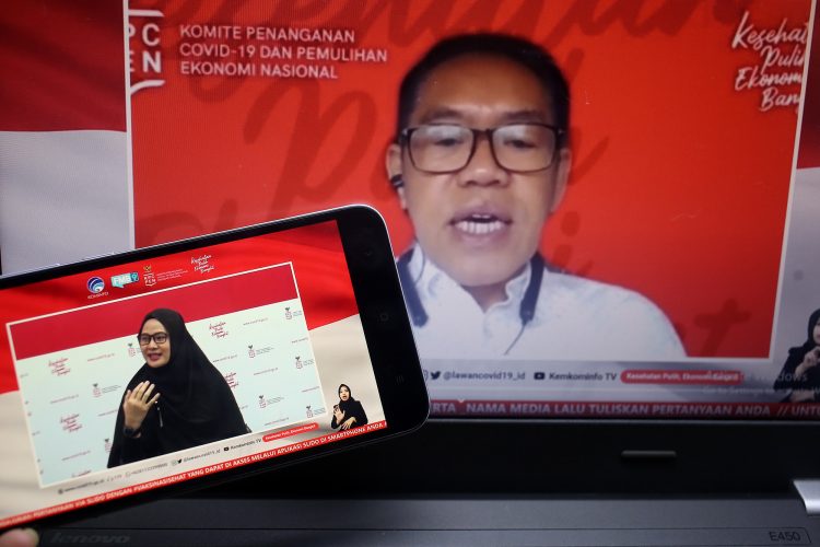 Prof. dr. Hasbullah Thabrany, MPH., Dr.PH (Guru Besar Fakultas Kesehatan Masyarakat UI) bersama Icha Atmadi, S.T. (Penyintas COVID-19)  dalam dialog produktif bertema memaksimalkan pengelolaan kesehatan lewat vaksinasi di Jakarta, Kamis, 26 November 2020.