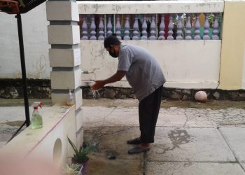 MENCUCI TANGAN. Seorang warga mencuci tangan di tempat yang telah disiapkan di salah satu rumah sebelum bertamu, Selasa (17/11). Gerakan protokol 3M tersebut akan menjadi makin masif bila hal yang sama dilakukan semua warga, menyiapkan tempat cuci tangan di kediaman pribadi.
LAMPUNG POST/YUDHI HARDIYANTO