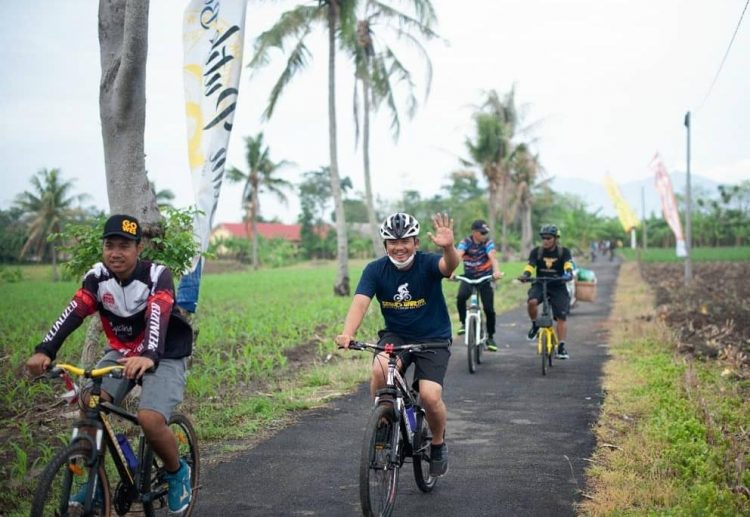BERSEPEDA. Ketua Komisi II DPRD Lampung Wahrul Fauzi Silalahi bersepeda sembari menyerap aspirasi nelayan dan petani di Kecamatan Ketapang, Lampung Selatan, Minggu (22/11). Banyak cara yang dilakukan untuk menjaga kesehatan tubuh dan meningkatkan imun tubuh di tengah pandemi Covid-19, salah satunya dengan melakukan bersepeda.
ISTIMEWA