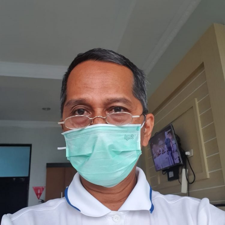 JALANI ISOLASI. Rektor Universitas Lampung (Unila) Prof Karomani saat berada di ruang isolasi RSUD Abdul Moeloek Bandar Lampung, Minggu (29/11). Selain beribadah, Rektor mengusir kejenuhan dengan bernyanyi.