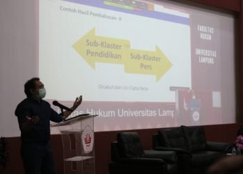 KULIAH UMUM TAUFIK BASARI. Anggota DPR RI asal DP Lampung I, Taufik Basari, memberikan kuliah umum tentang hukum ketenagakerjaan bersama mahasiswa dan sivitas akademika di aula Fakultas Hukum Universitas Lampung, Selasa (3/11).
n LAMPUNG POST/SUKISNO