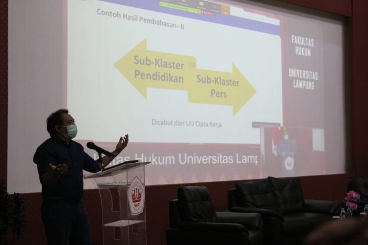 KULIAH UMUM TAUFIK BASARI. Anggota DPR RI asal DP Lampung I, Taufik Basari, memberikan kuliah umum tentang hukum ketenagakerjaan bersama mahasiswa dan sivitas akademika di aula Fakultas Hukum Universitas Lampung, Selasa (3/11).
n LAMPUNG POST/SUKISNO