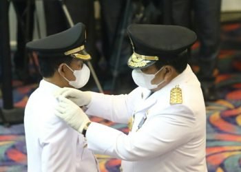 PELANTIKAN BUPATI LAMPUNG UTARA. Gubernur Lampung Arinal Djunaidi melantik Budi Utomo sebagai bupati Lampung Utara sisa masa jabatan 2019—2024 di Balai Keratun Pemprov Lampung, Selasa (3/11). Budi Utomo sebelumnya adalah wakil bupati Lampung Utara dan kini menggantikan Bupati Lampung Utara Agung Ilmu Mangku Negara yang tersandung kasus korupsi.
n LAMPUNG POST/ZAINUDDIN