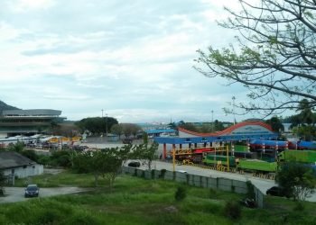 PUNCAK ARUS BALIK. Suasana di Pintu Masuk Pelabuhan Bakauheni Lampung Selatan saat arus balik libur panjang dan cuti panjang Maulid Nabi Muhammad SAW 1443 H, Minggu (1/11).  Penumpang puncak arus dari Sumatera menuju Pulau Jawa melalui Pelabuhan Bakauheni, lebih besar dibandingkan dari Jawa menuju Sumatera.
LAMPUNG POST / ATIKA OKTARIA