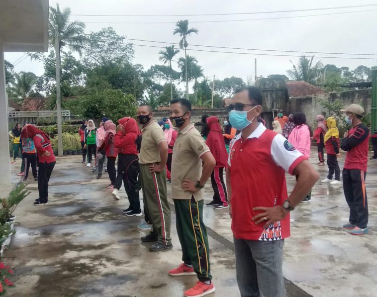 Koramil Sumberjaya, Lampung Barat bersama Uspika setempat senam massal bersama warga, Jumat (27/11).