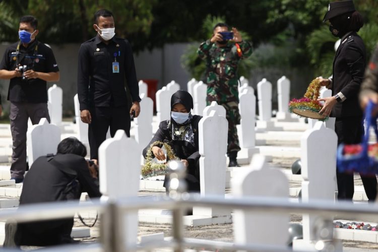 HARI PAHLAWAN. Wakil Gubernur Lampung Chusnunia Chalim menabur bunga saat ziarah nasional dalam rangka peringatan Hari Pahlawan 2020 di Taman Makam Pahlawan Bandar Lampung, Selasa (10/11).
n LAMPUNG POST/ZAINUDDIN