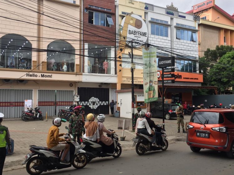 Kondisi toko usai Tim Satgas Covid-19 Kota Bandar Lampung membubarkan kerumunan yang melanggar prokes di depan toko Lady Fame. MTVL/ Putri Purnama