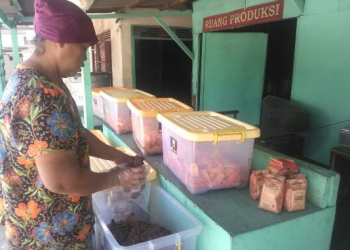 Berkah liburan bagi usaha kecil perajin oleh-oleh di Lampung. (DOK.LAMPUNG POST)
